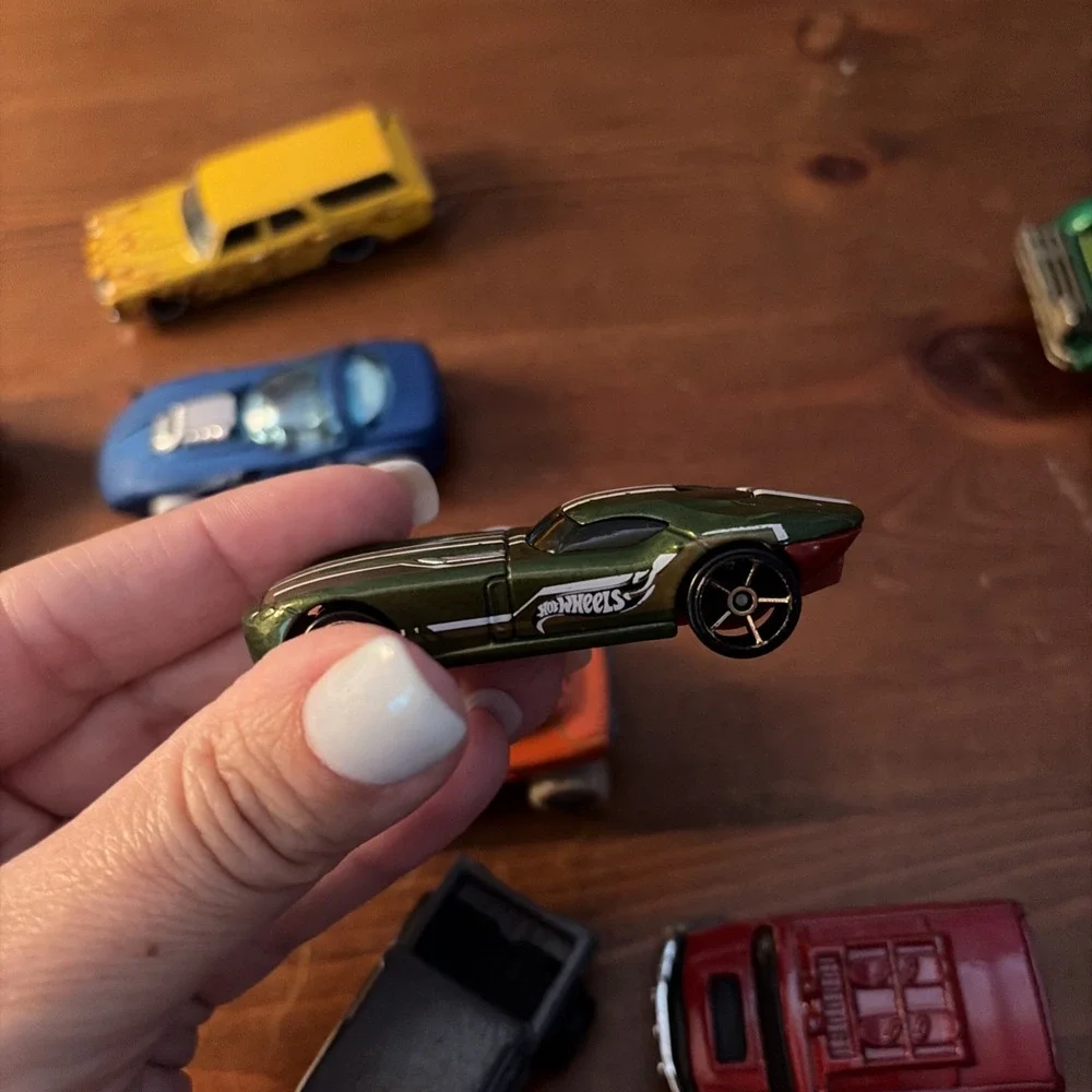 LOT OF 17 HOT‎ WHEELS VEHICLES